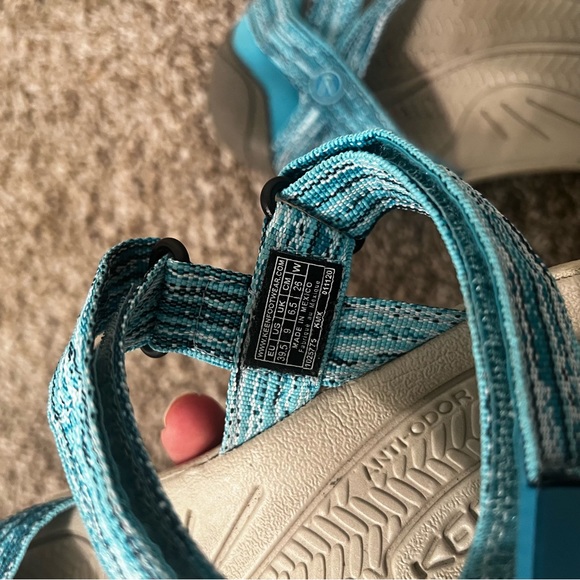 Keen women’s shoes size 9 - Picture 4 of 7